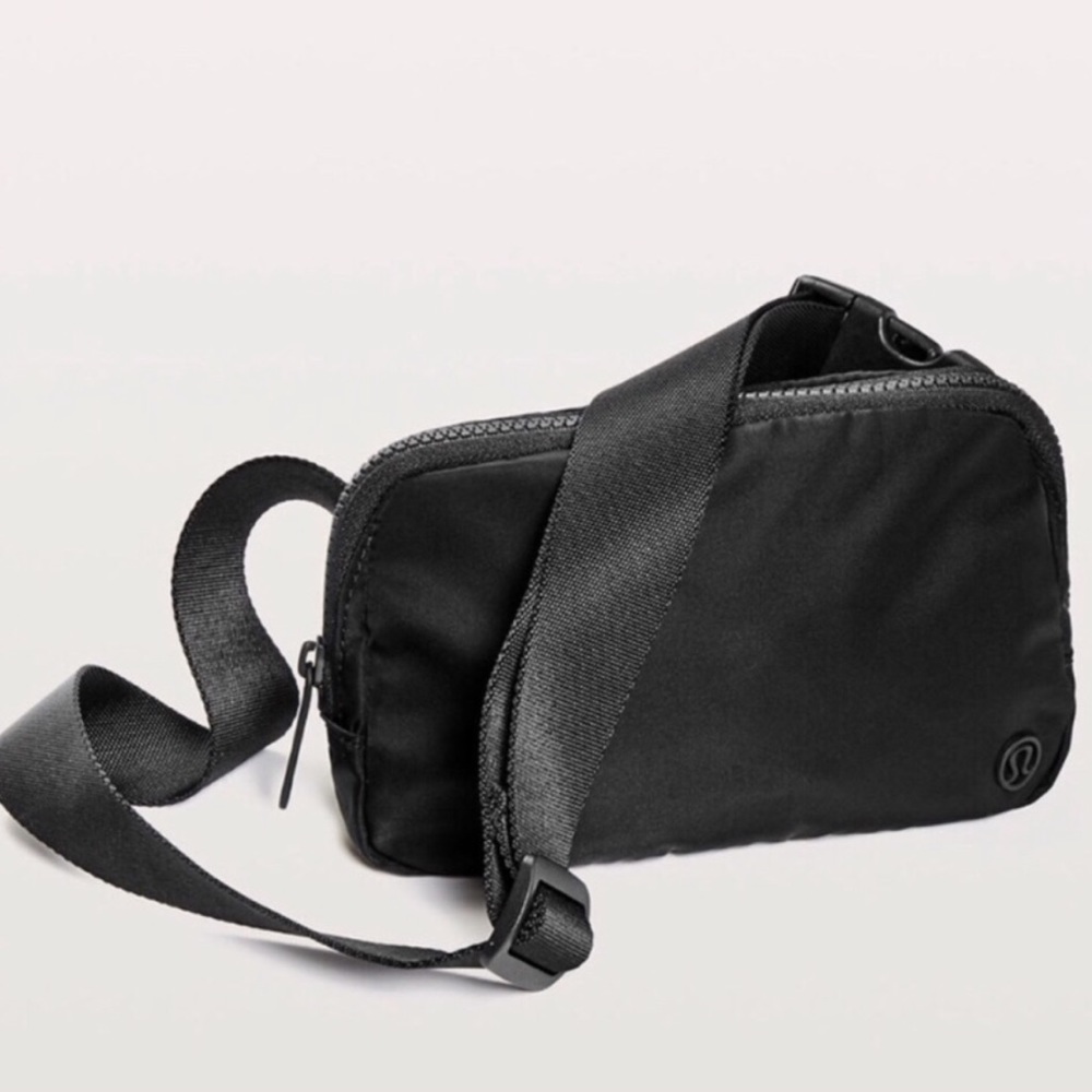 SOLD ❤️ JULY 2019 Lululemon Everywhere Belt Bag